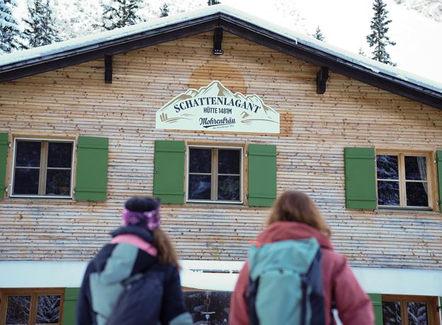 BergAKTIV - snowshoe tour in the evening to the Schattenlagant hut