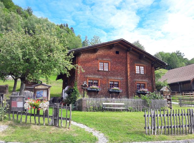 “Verzell amol” – A Cozy Afternoon of Stories, Coffee and Cake